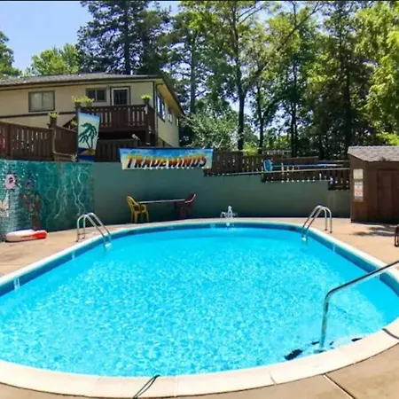 Jacuzzi Suite 206 At Tradewinds Eureka Springs Exterior photo