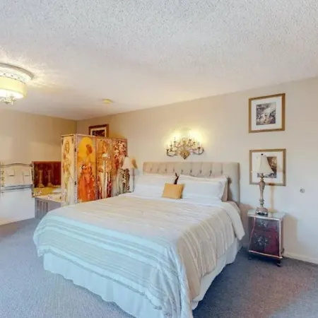 Jacuzzi Suite 206 At Tradewinds Eureka Springs Exterior photo