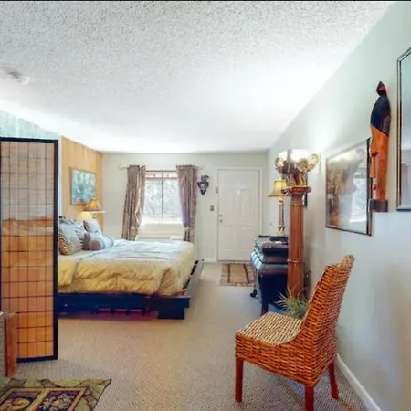 Jacuzzi Suite 205 At Tradewinds Eureka Springs Exterior foto