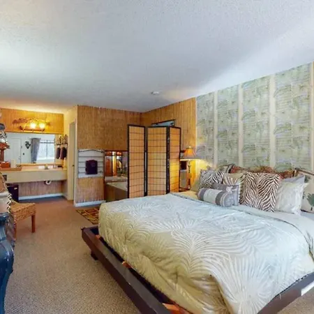 Jacuzzi Suite 205 At Tradewinds Eureka Springs Exterior foto