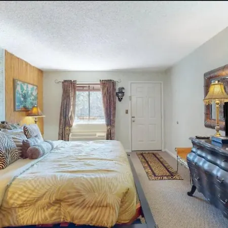 Jacuzzi Suite 205 At Tradewinds Eureka Springs Exterior foto
