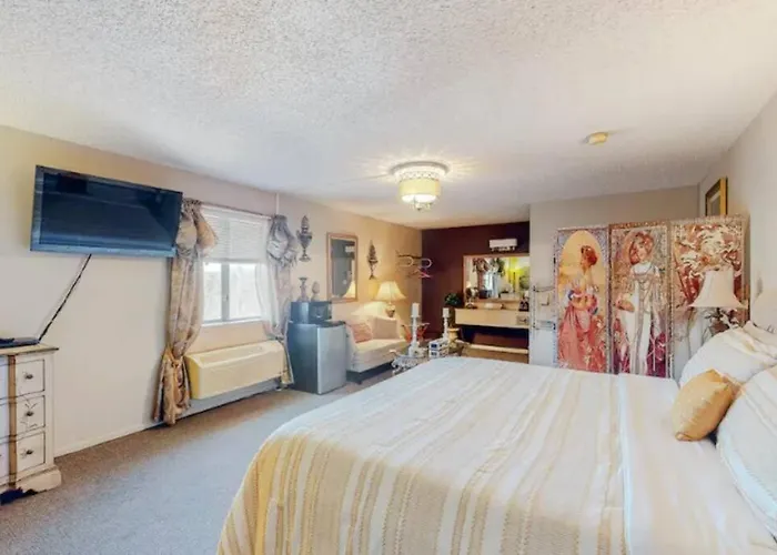 Jacuzzi Suite 206 At Tradewinds