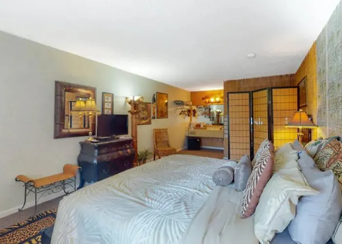 Jacuzzi Suite 205 At Tradewinds