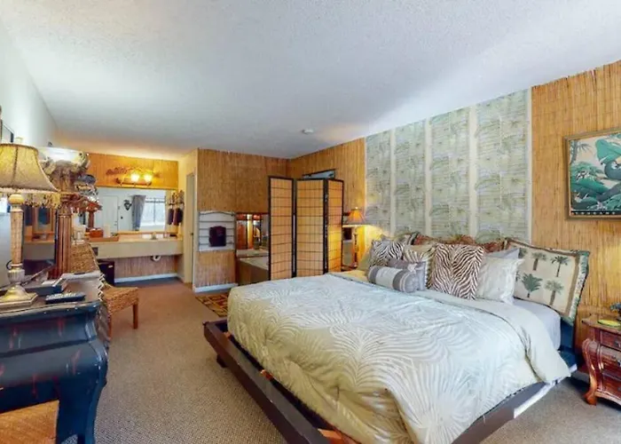 Jacuzzi Suite 205 At Tradewinds