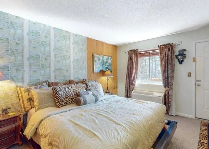 Jacuzzi Suite 205 At Tradewinds