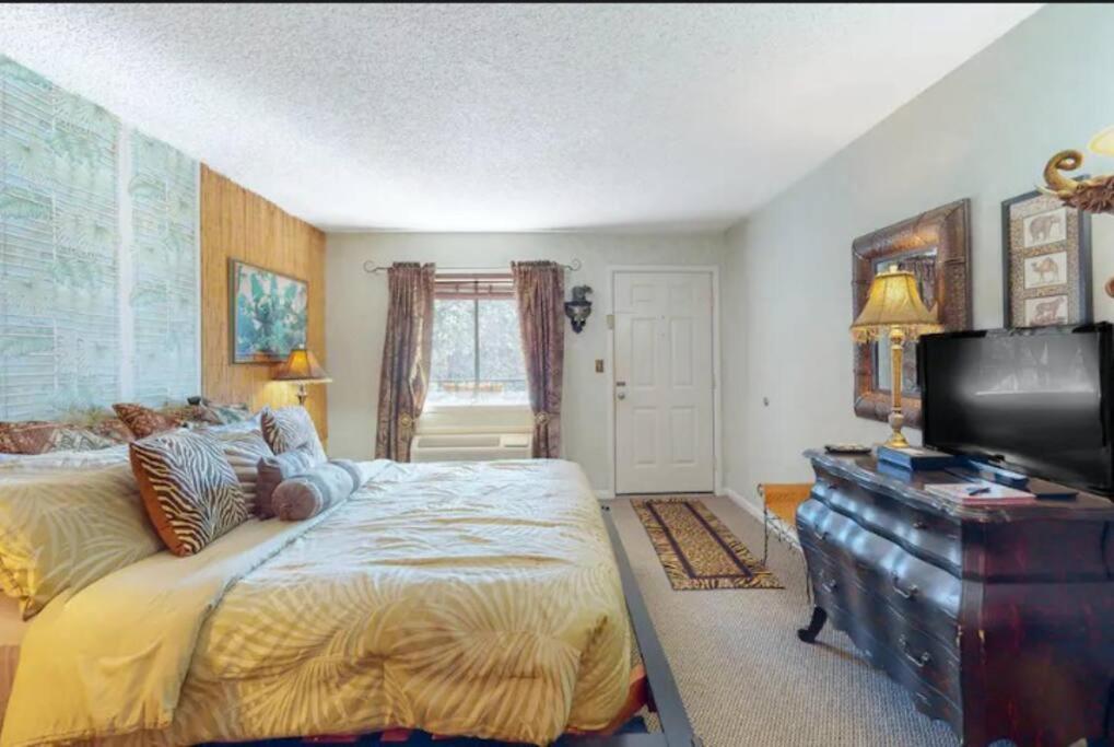 Apartment Jacuzzi 205 At Tradewinds Eureka Springs